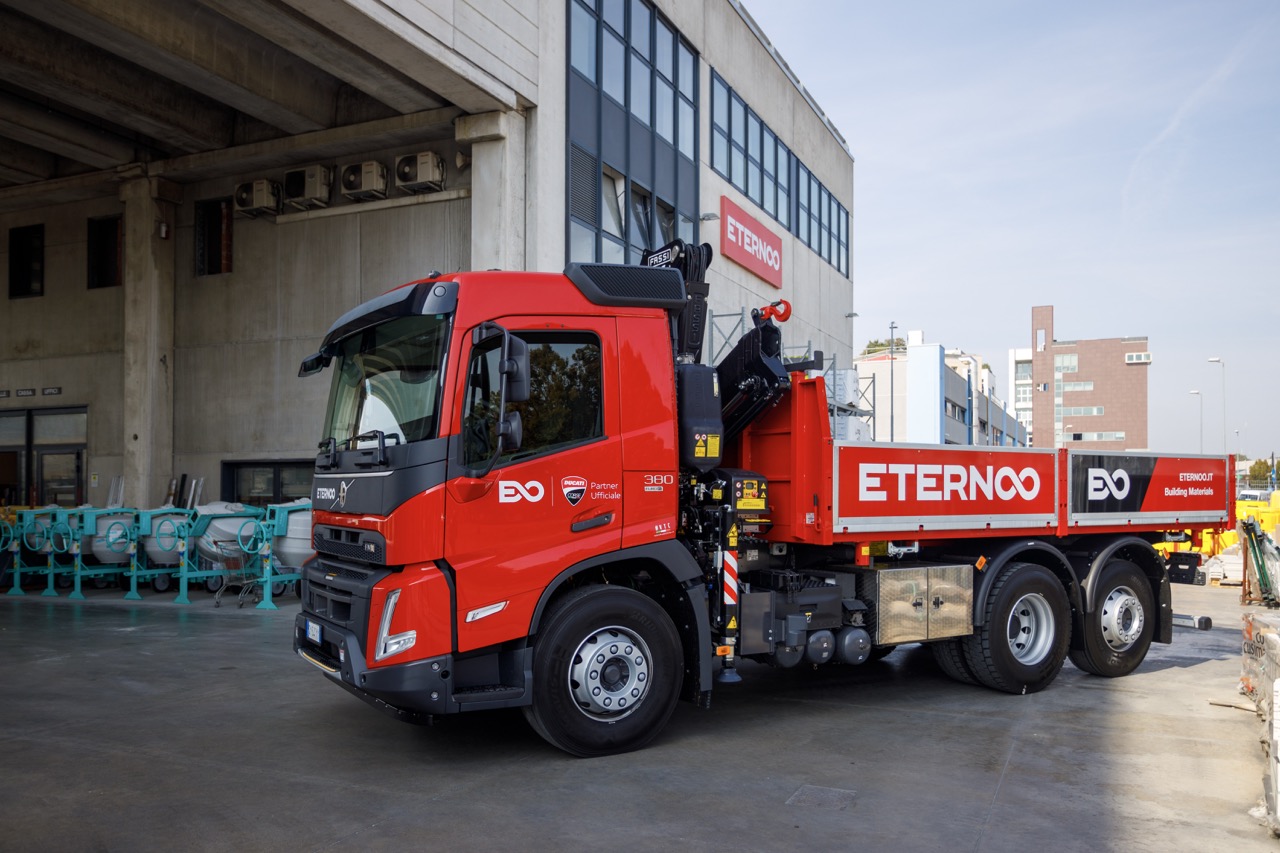 Eternoo Strengthens Its Fleet with 25 New Volvo FMX Trucks Equipped with Fassi Cranes