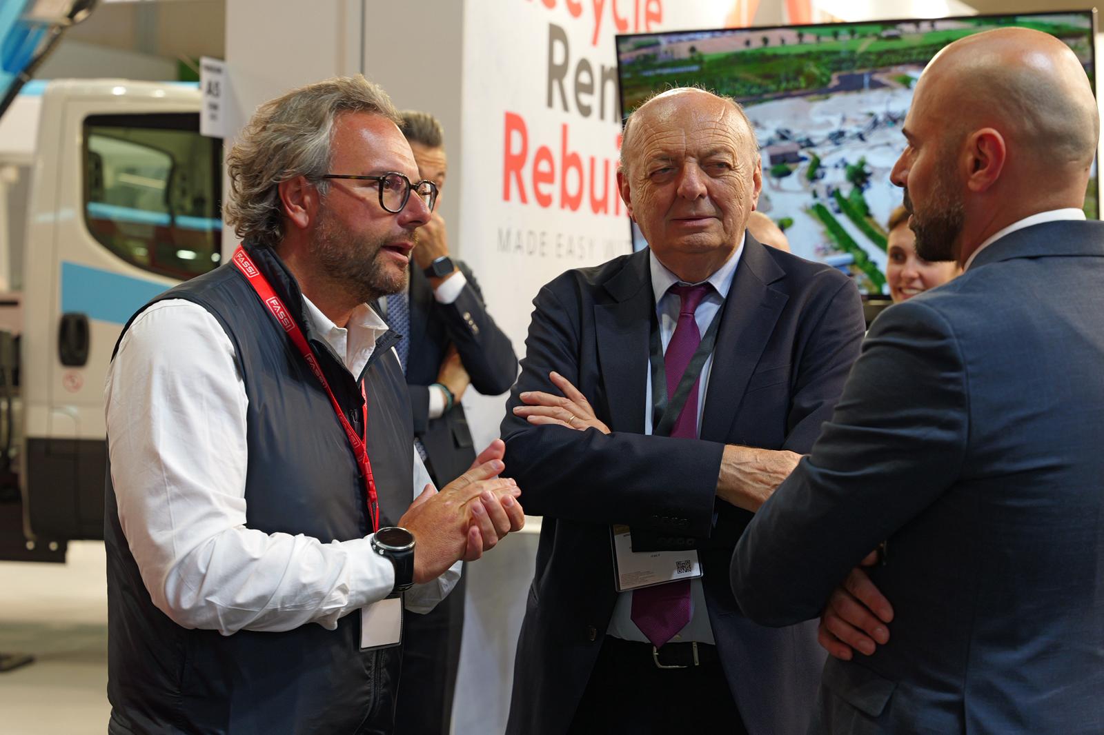 Il Ministro Pichetto Fratin visita lo stand Fassi a Ecomondo 2025